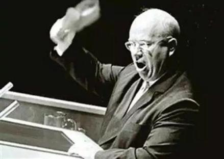 手拿皮鞋的赫鲁晓夫