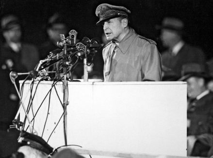 1951年4月，从美国陆军退役后，麦克阿瑟在演讲中 