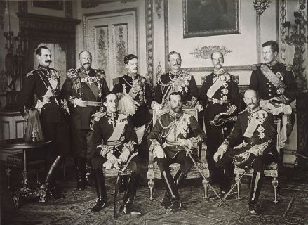 1910年威廉（后排右三）与欧洲各国君主
