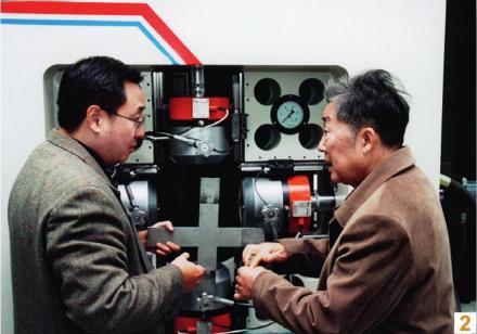 1999年，方岱宁与黄克智（右）在研讨液压试验机