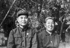 20世纪70年代在红山家门的柳树边