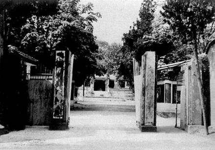私立华中大学校门