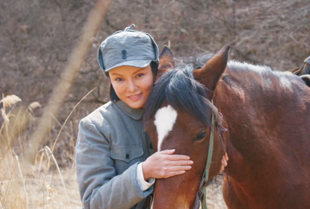 《南泥湾》中饰演“苗晓婷”