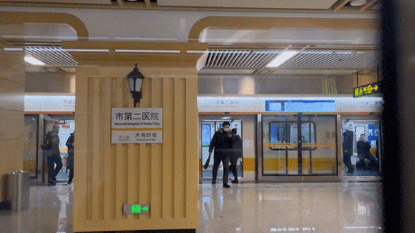 列车进站