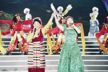 才旦卓玛、李谷一演唱《一个妈妈的女儿》