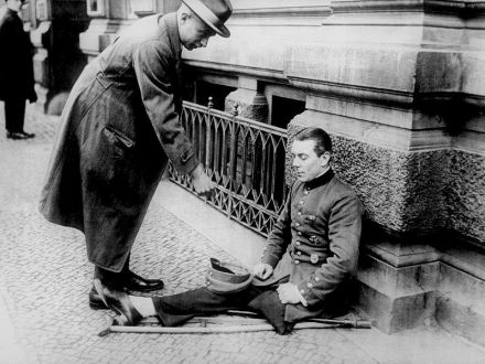 1923年一名残疾军人在街头乞讨