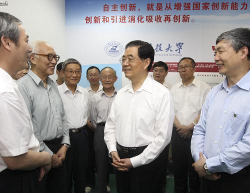 胡锦涛考察华中科技大学