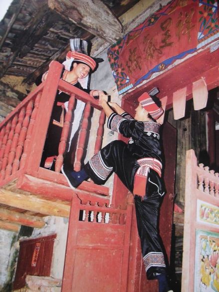 瑶族婚俗—爬楼 