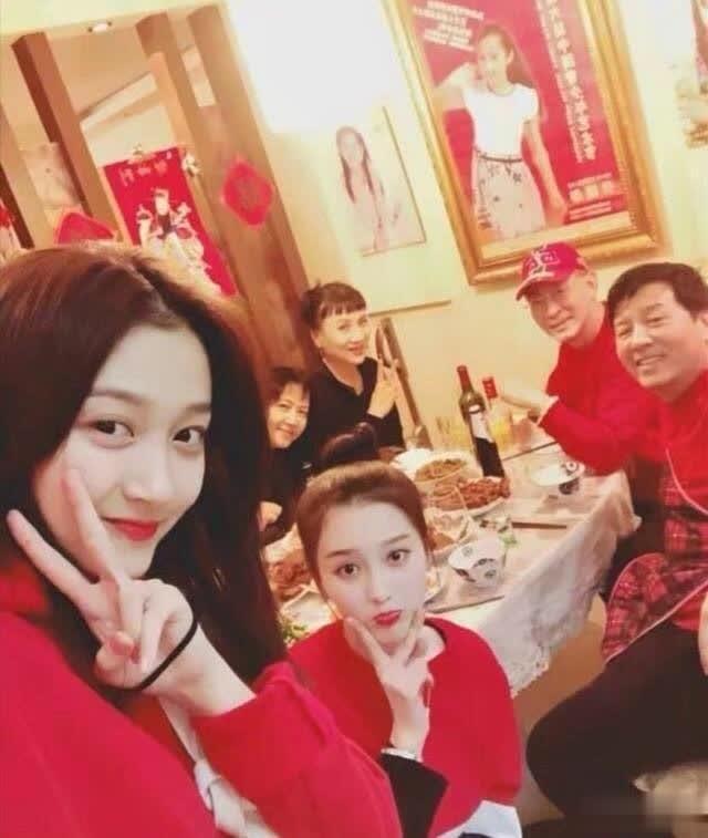 关晓彤与六小龄童的女儿章同童调皮的合影 