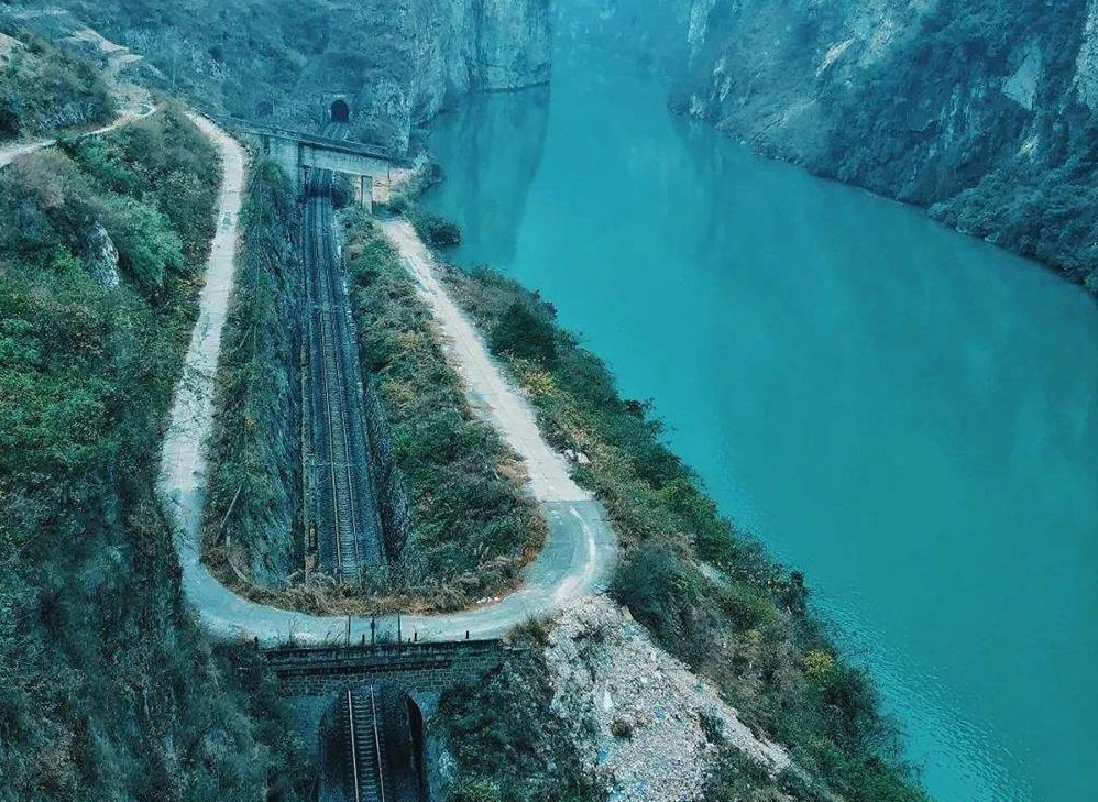 成昆铁路依山傍水