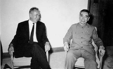 1969年周恩来与柯西金在北京机场会晤