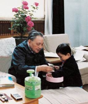 邓小平给小孙子发糖和点心