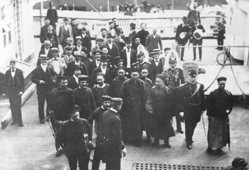 1896年8月，李鸿章（中者）一行抵达纽约港