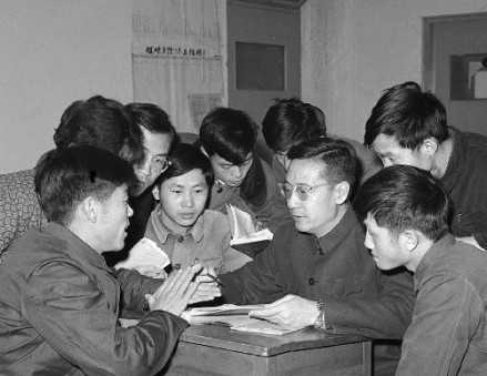 时任中国科学技术大学教授的叶笃正指导学生