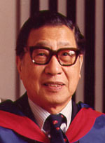 1973年领受香港大学荣誉法学博士学位时摄