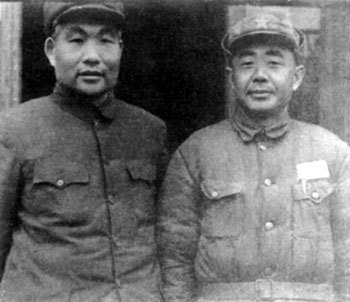 1949年,长沙和平解放后,肖劲光与陈明仁合影