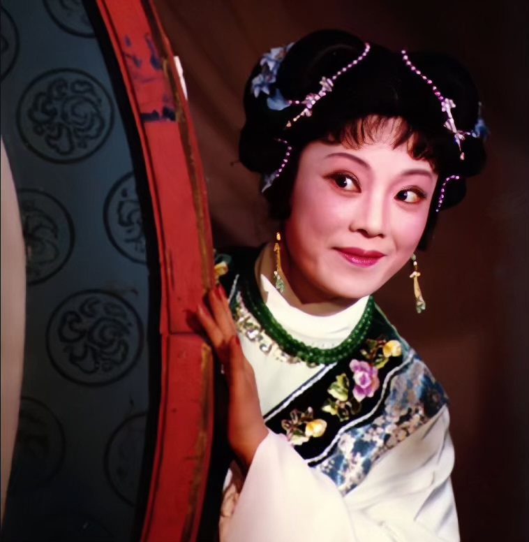 孟莉英在《西园记》里饰演丫鬟香珺
