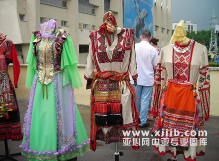 俄罗斯族传统服饰