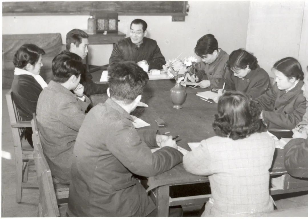 1960年，焦菊隐给导演系56班学生讲课