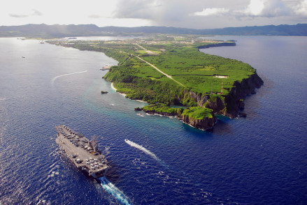美国航母驶入关岛海军基地