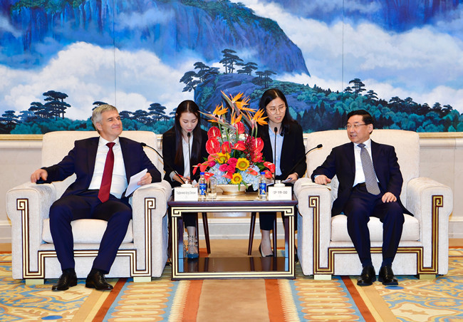于伟国会见帕尔芬奇科夫