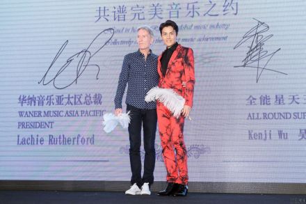 吴克群签约华纳