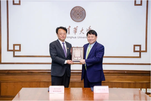 清华大学副校长王希勤（左）熊晓鸽（右）