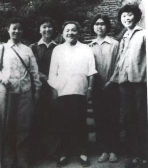 恢复高考，他与学生们在一起