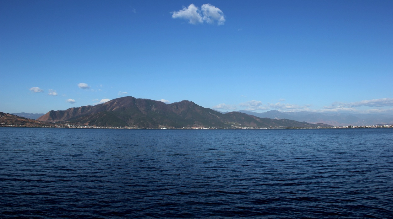 位于邛海之西滨的泸山