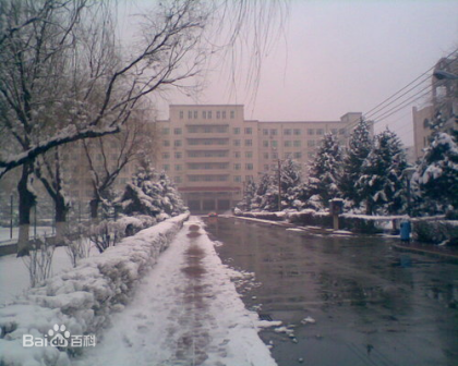 和平校区公共教学中心雪景