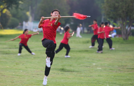 孩子们在练习武术 