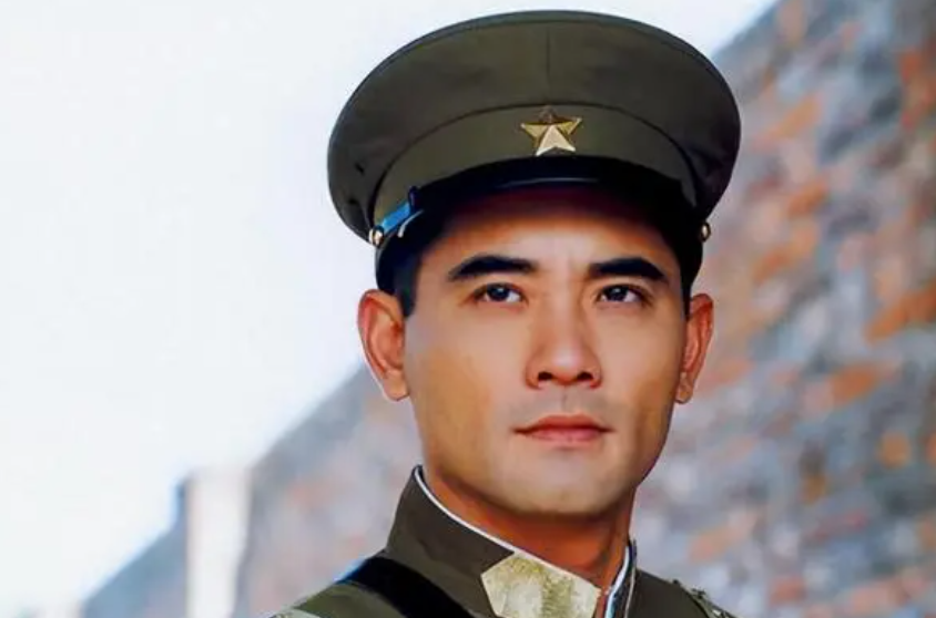 《红玫瑰与白玫瑰》中饰演佟振保