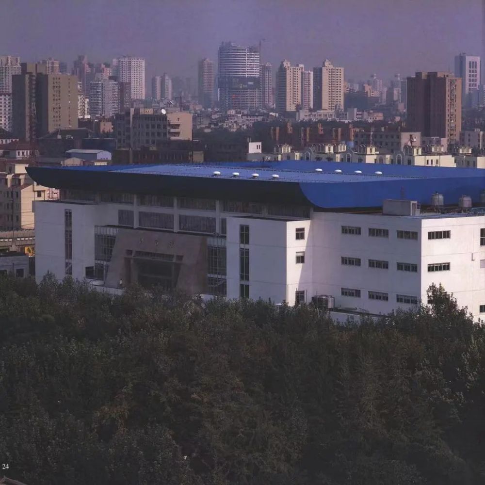 华东师范大学体育馆是1997年第八届全运会排球、手球比赛场馆 