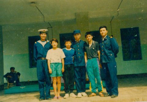 熊倪(右二)幼时与伏明霞(左二)等人合影