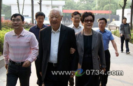 洛夫携夫人陈琼芳回母校衡阳市二中 