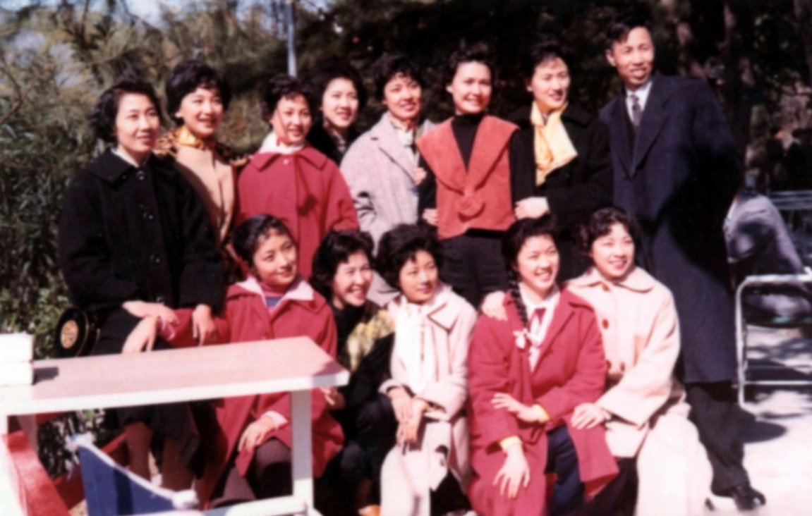 1961年，上海越剧院首次赴香港演出（孟莉英前排左三）