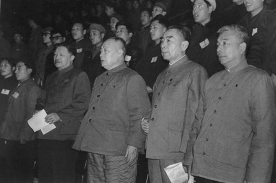 周恩来和受他保护的陶铸 陈毅在一起
