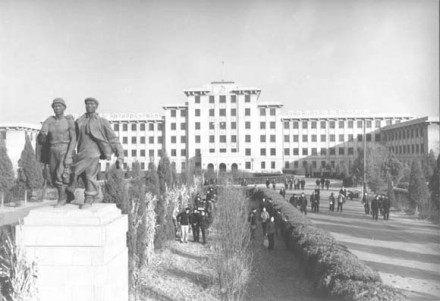 北京钢铁学院时期主楼街景
