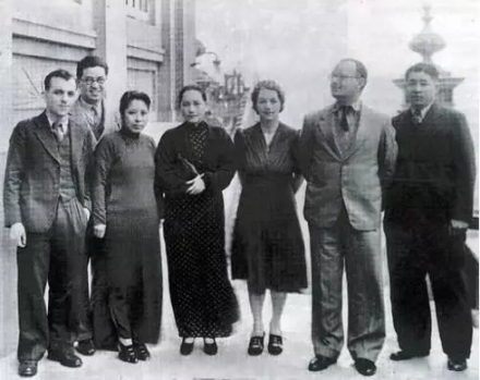 伍哲英（左三），其右为宋庆龄