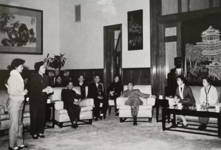 周恩来、邓颖超在中南海西花厅接见孟莉英等人（1961年） 