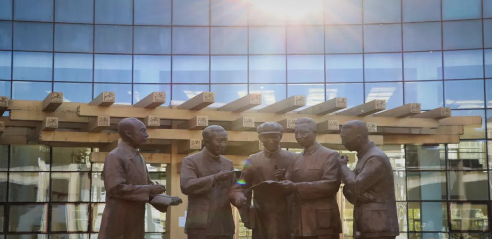 北京中医药大学良乡校区“五老上书”雕像 