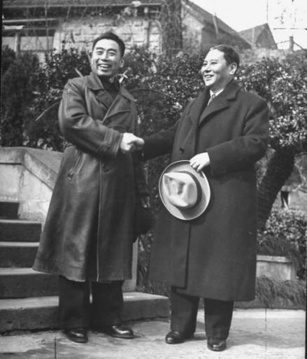 张群与周总理握手