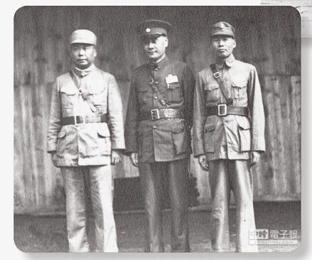 峨眉山时的刘文辉（右）刘湘（中）邓锡侯（左）