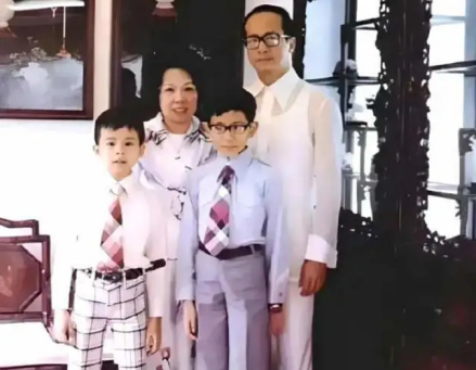 童年时期的李泽钜及家人