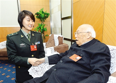 焦若愚出席十八大与焦刘洋交谈（2012）