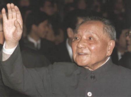 与出席中共十四大的全体代表亲切见面(1992)