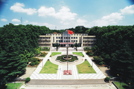 马房山校区飞马广场 