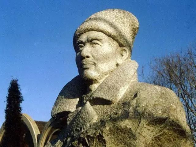 任辅臣雕像