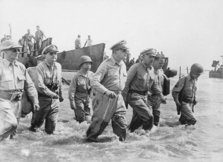 1944年，麦克阿瑟（中）重返菲律宾 