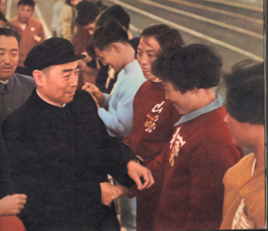 1956年给田径运动员发奖